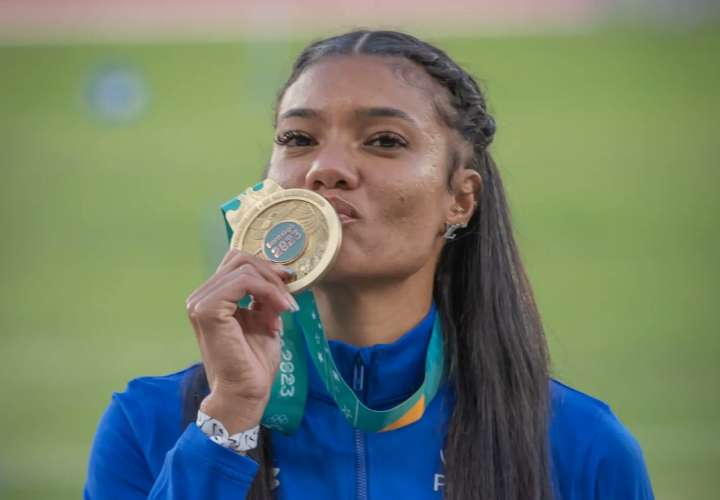 Gianna Úrsula Woodruff luce su medalla de oro.