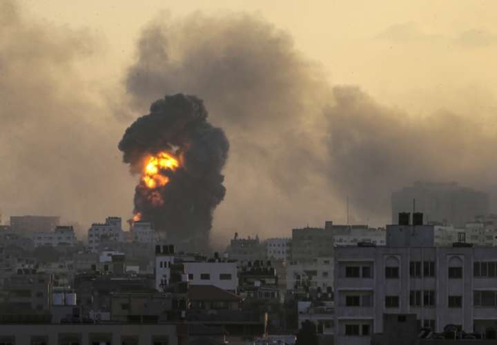 Imagen de archivo de un bombardeo israelí contra la ciudad de Gaza EFE