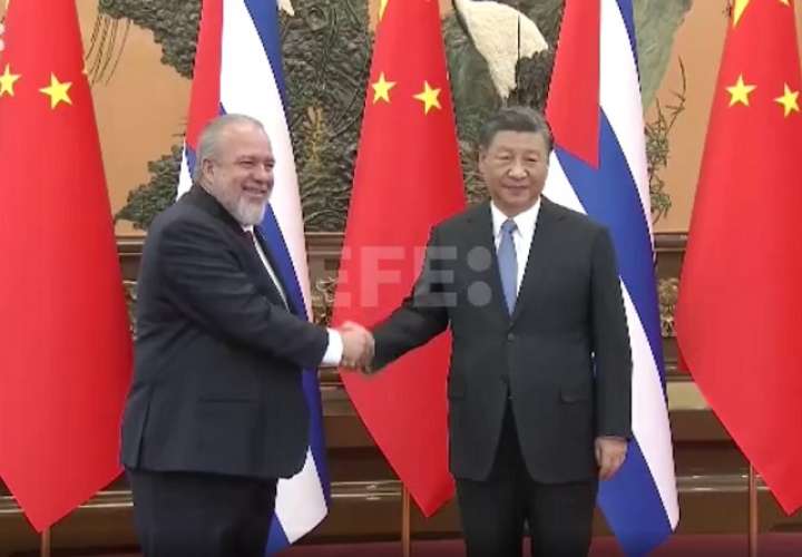 El presidente chino, Xi Jinping, recibió hoy en Pekín al primer ministro de Cuba, Manuel Marrero. EfE