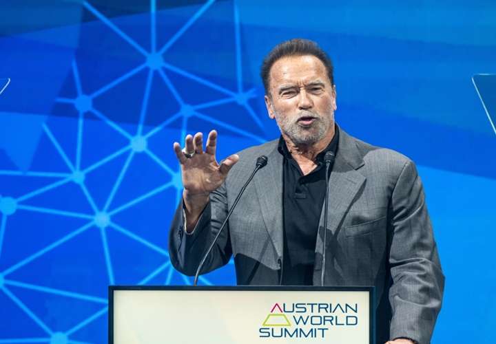 Schwarzenegger recordó su pasado familiar nazi al recibir premio 
