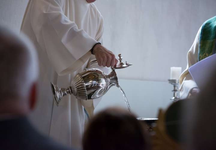 Vaticano admite padrinos de bautismo transexuales "con condiciones"