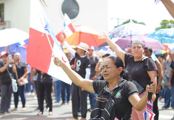Los educadores, vestidos de negro, caminaron por la Avenida de Las Américas desde el parque Libertador hasta el cuartel de Policía Nacional en La Chorrera.