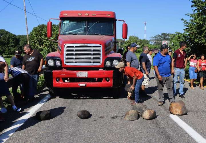 Tensión entre la caravana migrante y transportistas