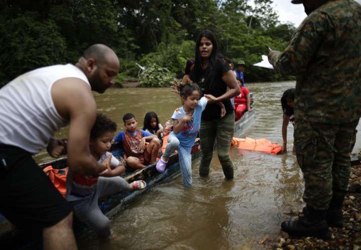 migrantes bajan de canoas para ser trasladados a una estación de recepción migratoria en Lajas Blancas, Metetí, Darién (Panamá). EFE