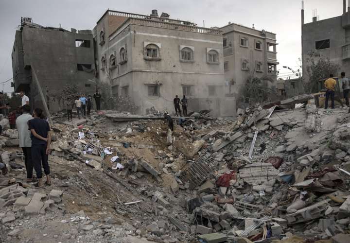 Palestinos buscan cadáveres y supervivientes entre los escombros de un edificio residencial tras un ataque israelí en Jan Yunis, en el sur de la Franja de Gaza. EFE Archivo