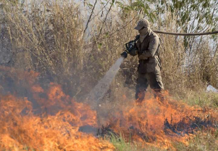 Fotografía de archivo de bomberos que combaten incendios en las cercanías de la ciudad de Cuiabá en el estado de Mato Grosso (Brasil). EFE