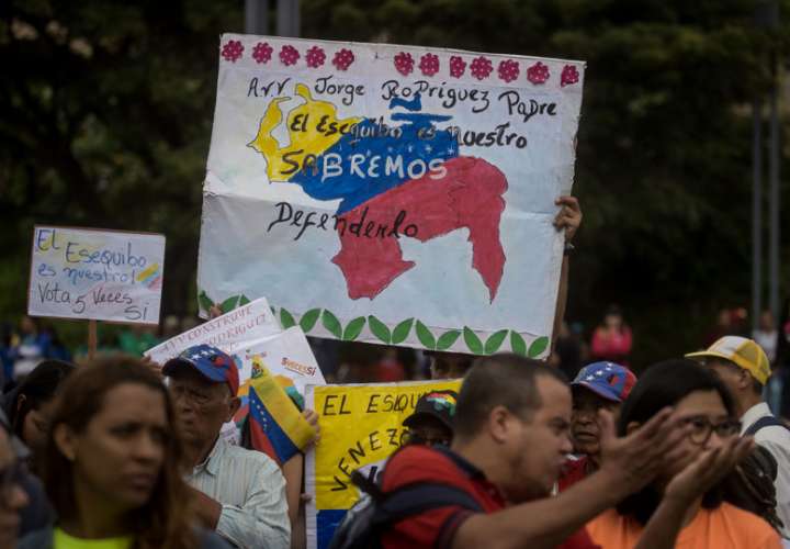 Un grupo de personas participan en una manifestación en apoyo al referéndum consultivo sobre El Esequibo, hoy en Caracas (Venezuela). EFE