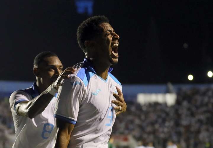 Antony Lozano (d) de Honduras celebra un gol hoy. /Foto: EFE