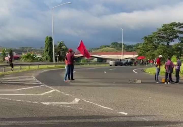 La autopista Panamá-Colón está cerrada por los manifestantes.