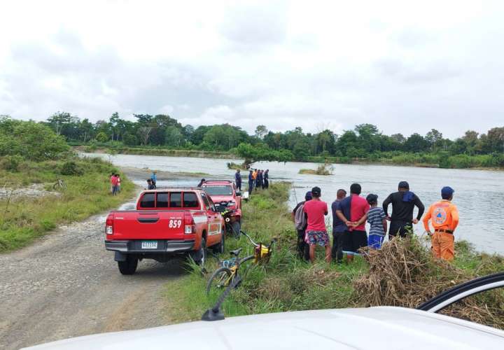 Rescatan uno de los cuerpos del río Changuinola.