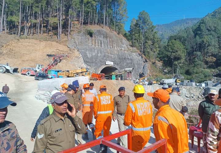 Trabajadores de rescate cerca del túnel colapsado hace doce días donde están atrapados 41 obreros en Uttarkashi, en el norte de la India. EFE