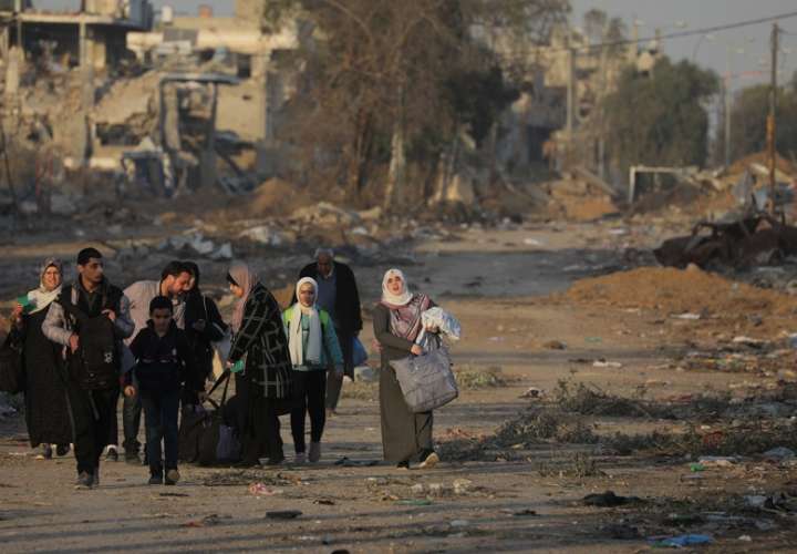 Palestinos procedentes del norte de la Franja de Gaza caminan hacia el sur por la carretera Salah Al Din.EFE