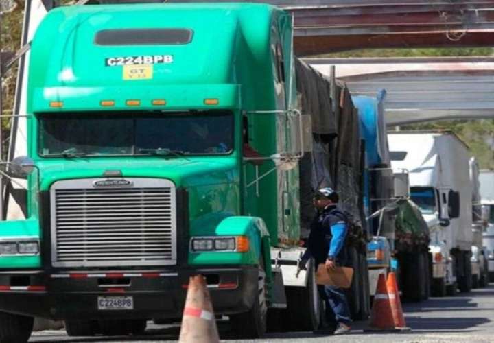 Bukele pide a panameños que dejen pasar a camioneros de El Salvador