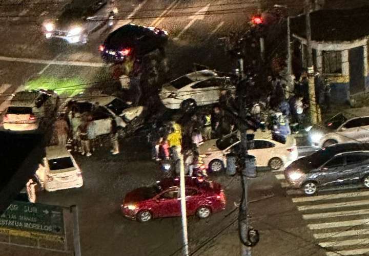 Brutal colisión en cruce de avenida 12 de Octubre 