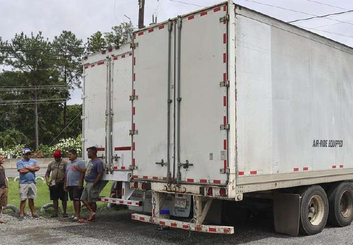 Camioneros varados piden que los dejen ver a sus familias