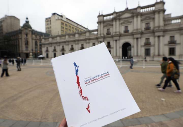 Fotografía de archivo de un ejemplar de la propuesta constitucional, hoy en Santiago (Chile). EFE