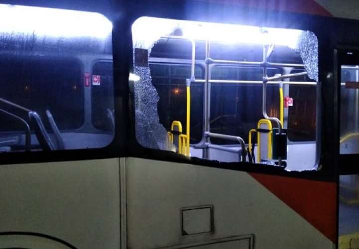 Vandalismo en metrobuses deja 2 heridos