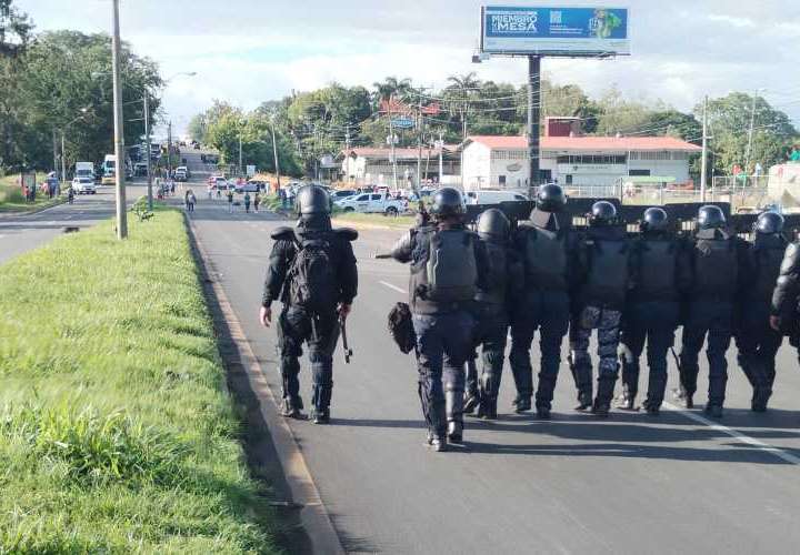 Ministro Pino defiende labor de los policías durante protestas