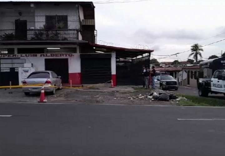 Dos hombres fueron asesinados a fuera de un minisúper en Ciudad Radial.