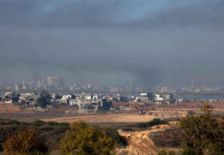 El humo se eleva después de una explosión en la parte norte de la Franja de Gaza, vista desde Sderot, sur de Israel.