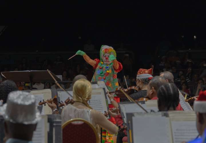 Pepina y la Sinfónica regalan concierto navideño a muchos niños