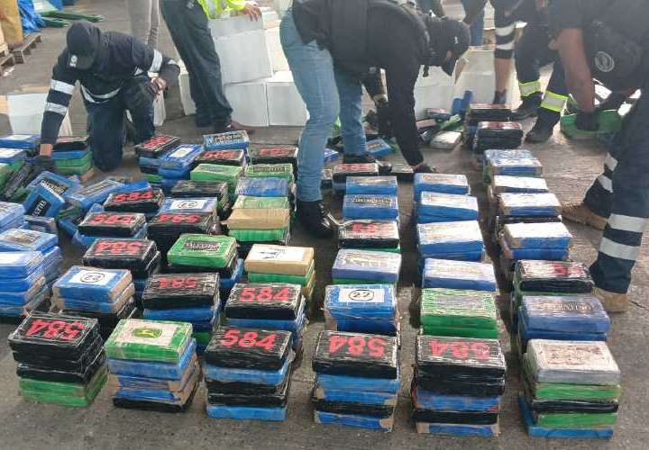 Dos contenedores preñados con 1,100 paquetes de coca