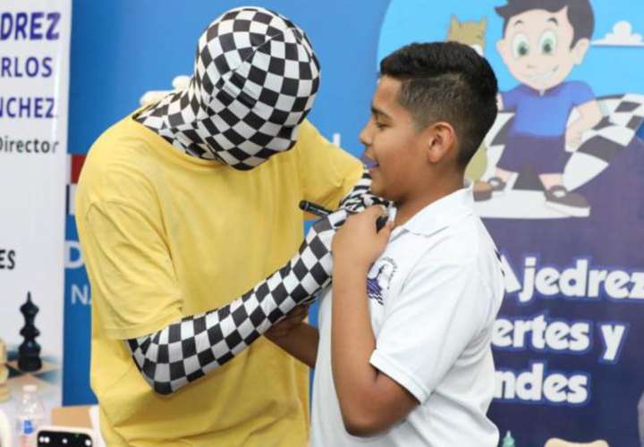 Rey Enigma (izq.) durante su presencia en la segunda edición del Panamá Chess Festival.  Foto: Cortesía