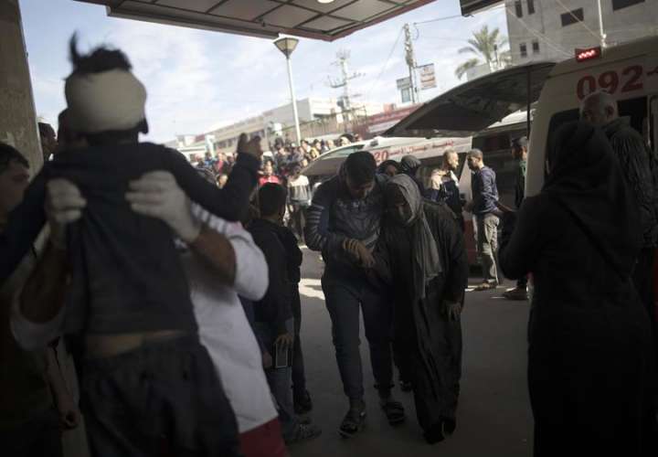 Los palestinos heridos en los ataques aéreos israelíes en el sur de Gaza llegan al Hospital Nasser en Khan Yunis, en el sur de la Franja de Gaza. EFE / Archivo