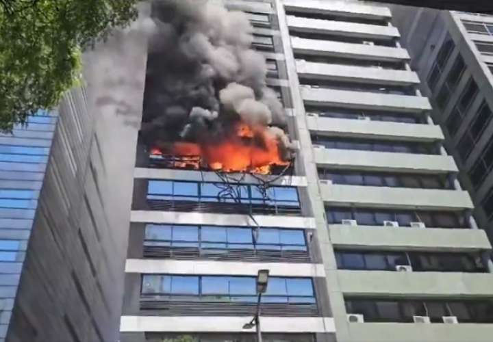 Incendio de un edificio de oficinas en el centro de Buenos Aires.