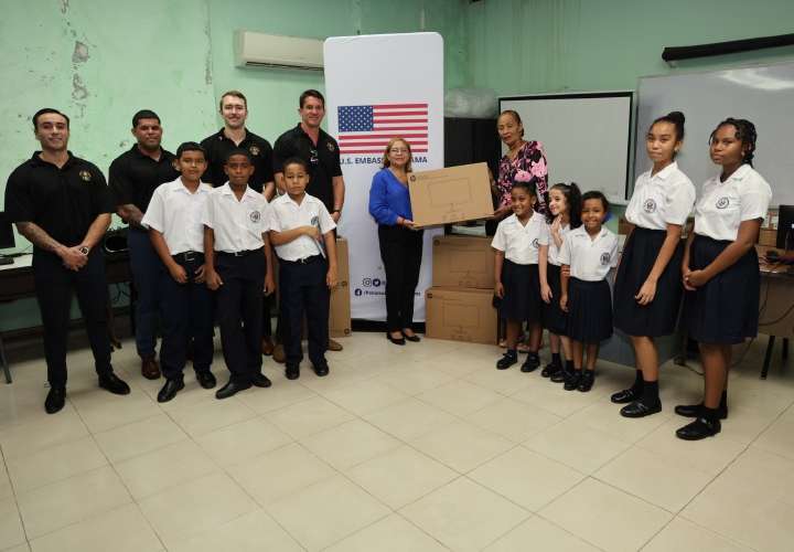 Embajada de USA dona computadoras a escuela en San Felipe