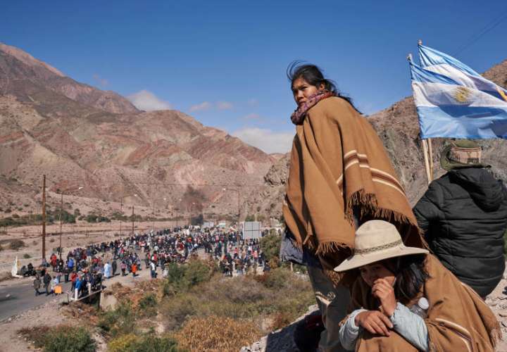 Integrantes de comunidades originarias cortan una vía durante una manifestación junto al Cerro de los Siete Colores en Purmamarca, provincia de Jujuy (Argentina). EFE