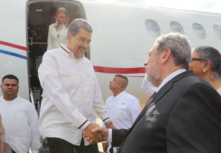 El presidente venezolano, Nicolás Maduro, mientras saluda al primer ministro de San Vicente y las Granadinas, Ralph Gonsalves (d). EFE
