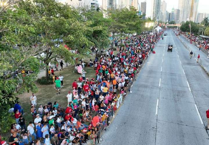 Cientos de personas se dieron cita  en la Cinta Costera 1 para disfrutar del desfile de Navidad.