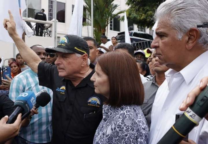 Ricardo Martinelli junto a su esposa y José Raúl Mulino se dirige a los simpatizantes que lo acompañan en la vigilia. Foto: Víctor Arosemena