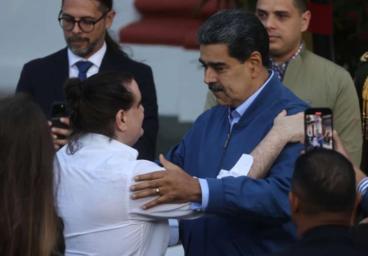 El l presidente de Venezuela Nicolás Maduro (d) saluda al empresario colombiano Alex Saab hoy, en el Palacio de Miraflores en Caracas (Venezuela). EfE Archivo