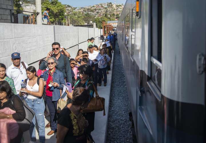 México inaugura tren para competir con el Canal de Panamá 
