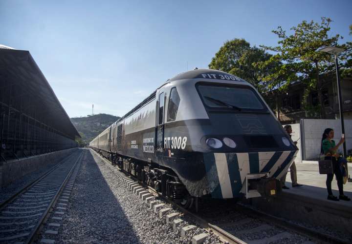 México inaugura tren para competir con el Canal de Panamá 