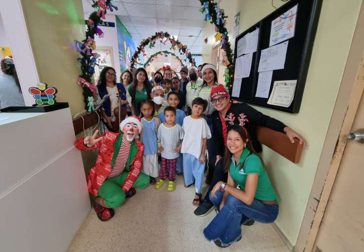 Llevan la Navidad a niños internados en hospital