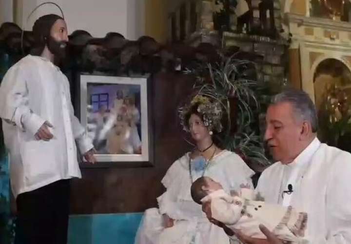 Monseñor Ulloa con el Niño Jesús.