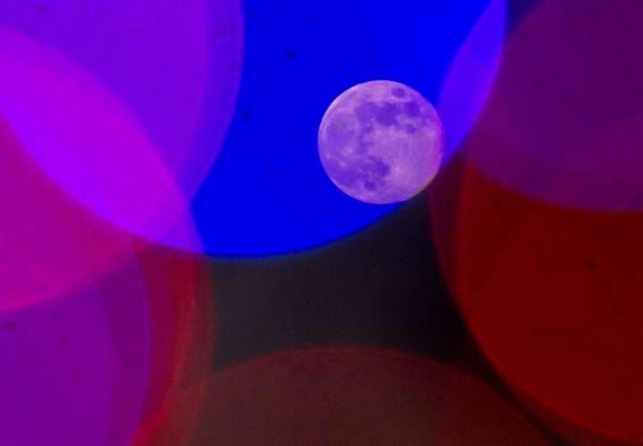 La última luna llena del año, llamada &quot;Luna Fría&quot;, vista entre las decoraciones de Año Nuevo en Skopje, Macedonia del Norte. EFE