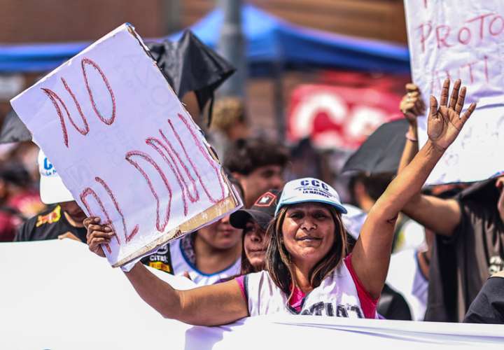 Manifestantes se reúnen para protestar contra los planes económicos del presidente Javier Milei en el partido de La Matanza, provincia de Buenos Aires (Argentina). EFE