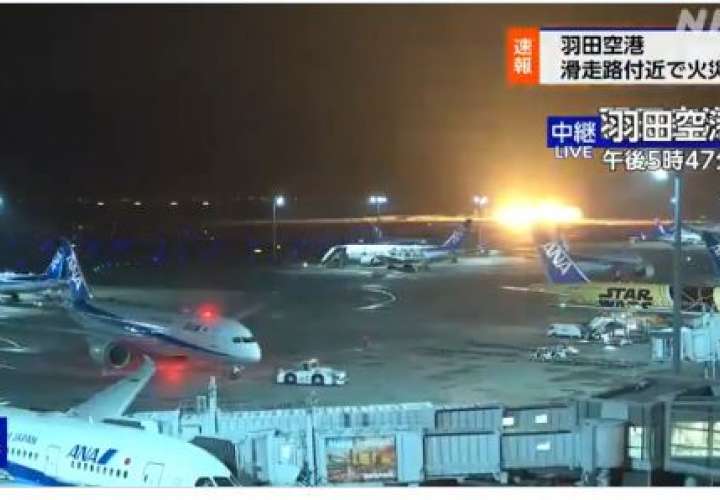 Avión choca con otro en aeropuerto de Japón. Uno estalla en llamas