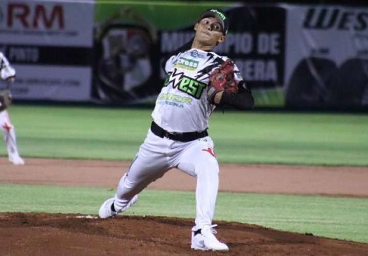 El derecho Carlos Díaz se encuentra invicto en los campeonatos nacionales de béisbol juvenil. Foto: Fedebeis