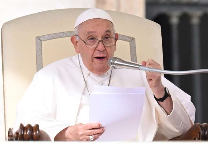Papa pide prohibir vientres de alquiler y dice que es repudiable