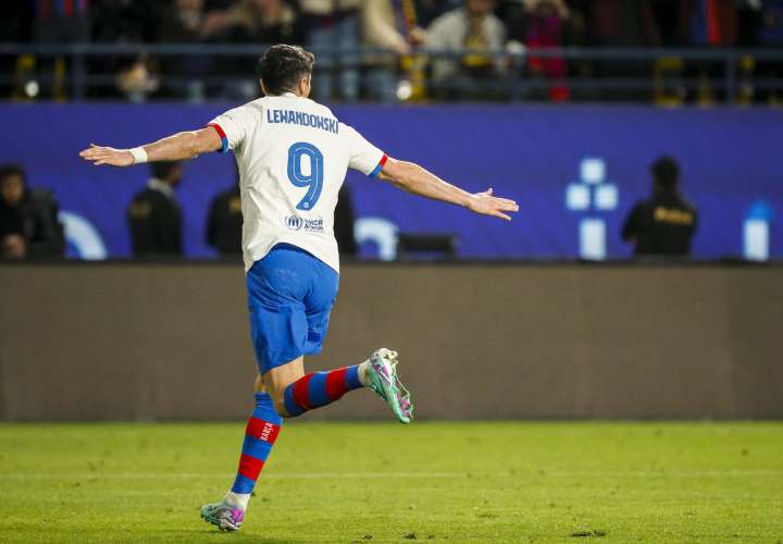Robert Lewandowski celebra tras marcar ante Osasuna. /Foto: EFE