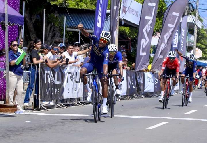 Christofer Jurado al momento de cruzar la meta en la cuarta etapa de la Vuelta a Chiriquí. Foto: Fepaci