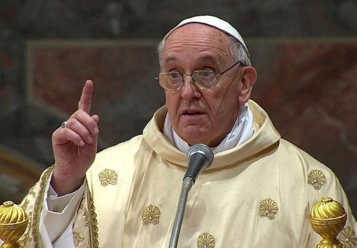 Papa defiende bendición a parejas gays. 'El Señor bendice a todos'