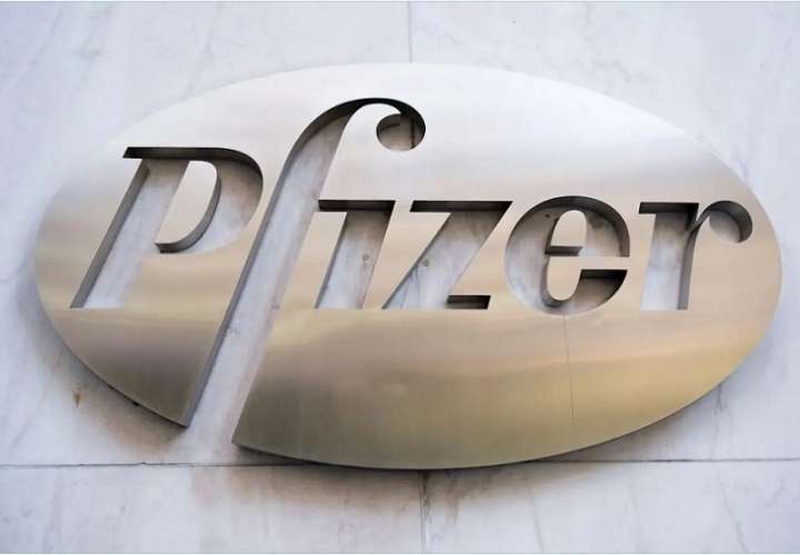 Vista del logo de la farmacéutica Pfizer, en una fotografía de archivo. Foto: EFE
