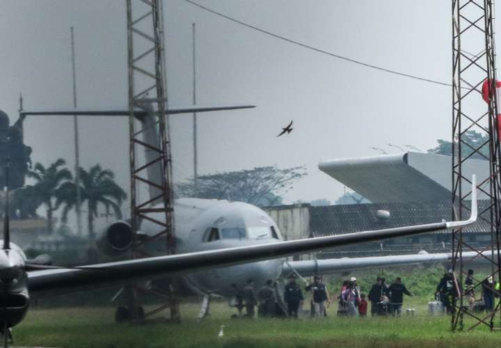 El avión de la Fuerza Aérea Argentina (FAE), aterrizó en la base aérea militar de Guayaquil. EFE
