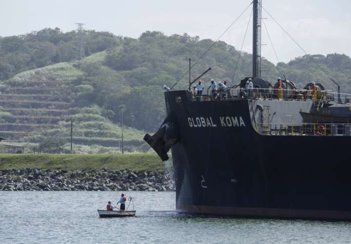 Un barco portacontenedores transita del Atlántico rumbo al Pacifico a través del Canal de Panamá. EFE